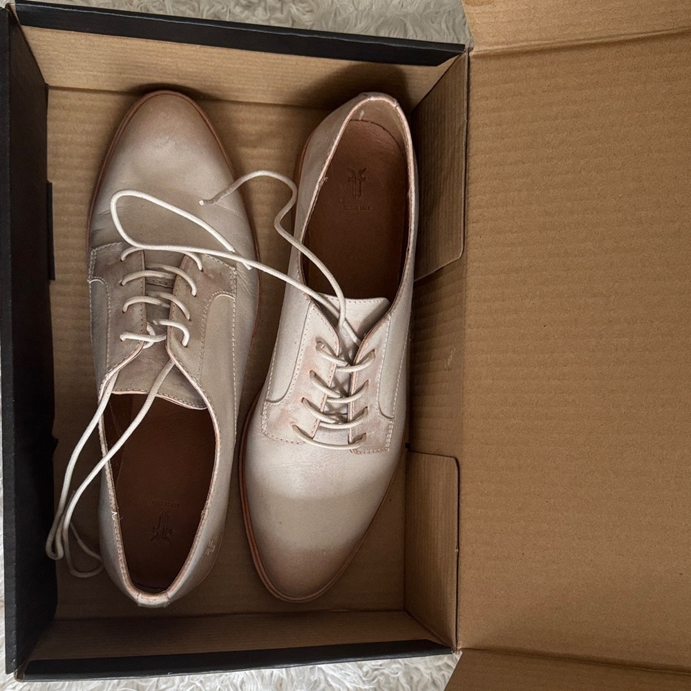FRYE AND CO. Cream Women's Lace-Up Oxfords